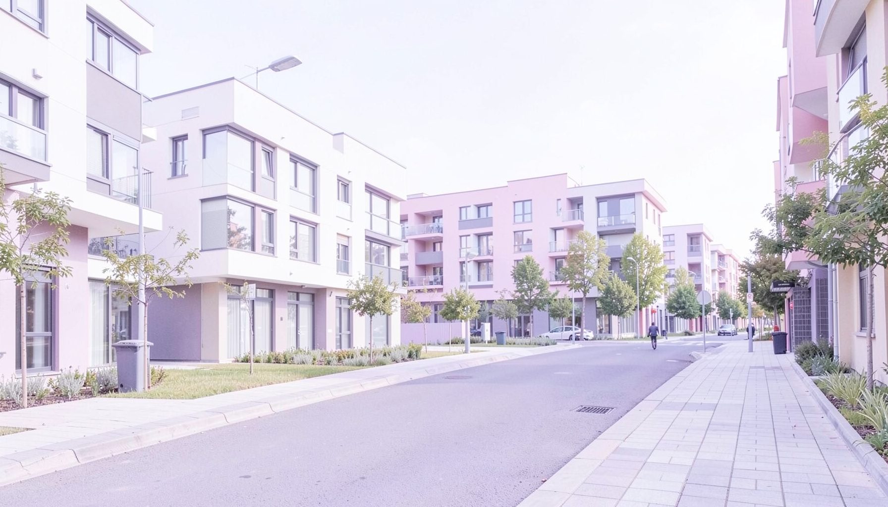 Yeni yapılaşmanın başladığı bir mahalle sokağı, modern konut blokları ve geniş kaldırımlar